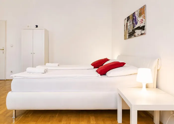 Spacious 3br Next To Belvedere Perfect For Short Term דירה *