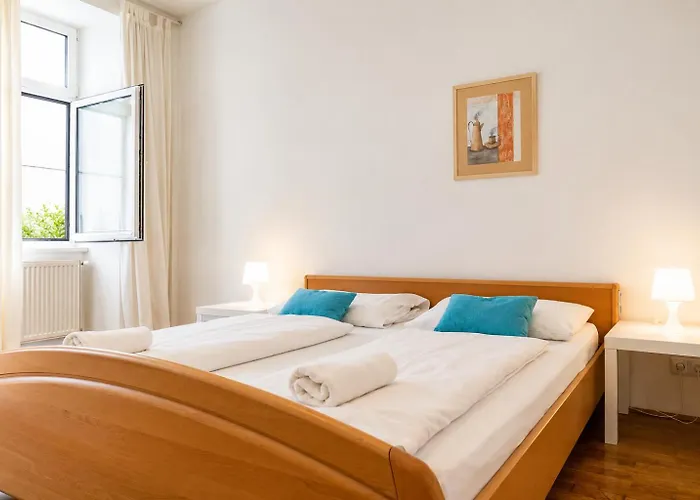 Spacious 3br Next To Belvedere Perfect For Short Term
